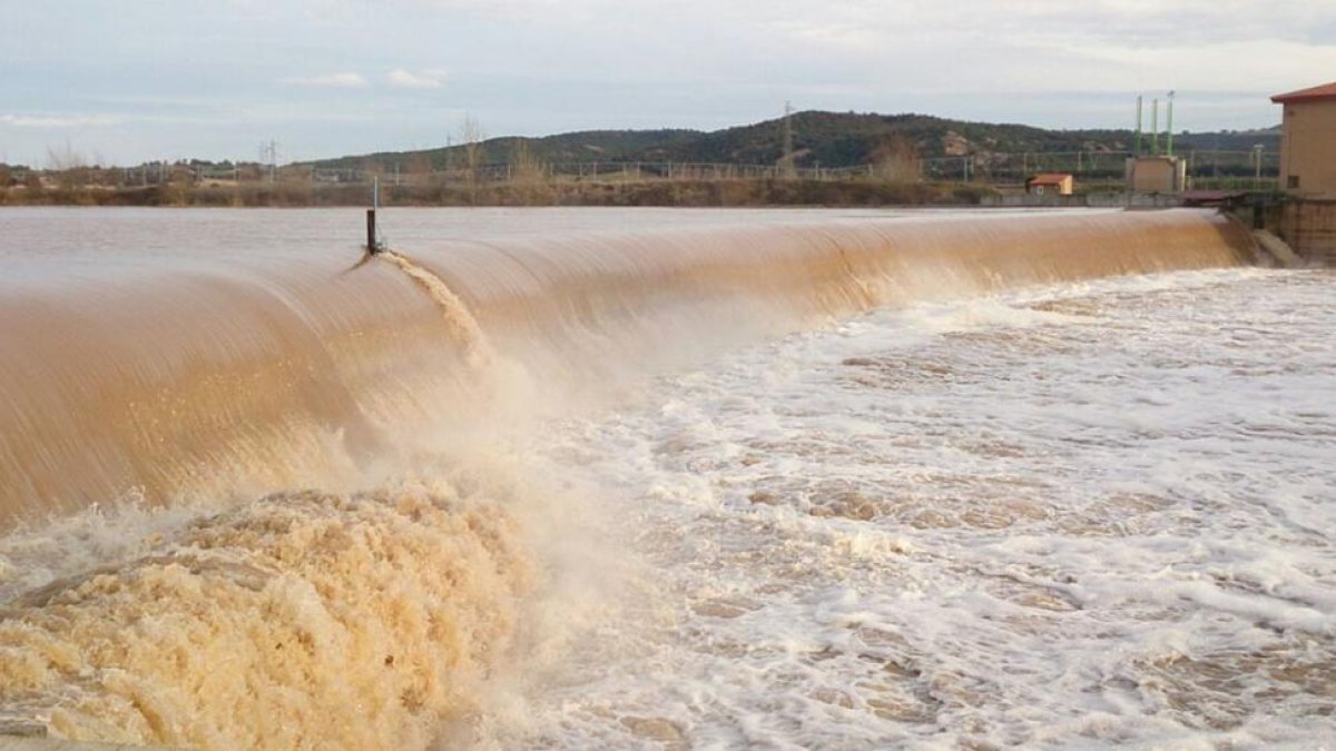 Vadocondes era una de las localidades en alerta por la CHD, donde el caudal del río sigue hoy muy fuerte.-ECB