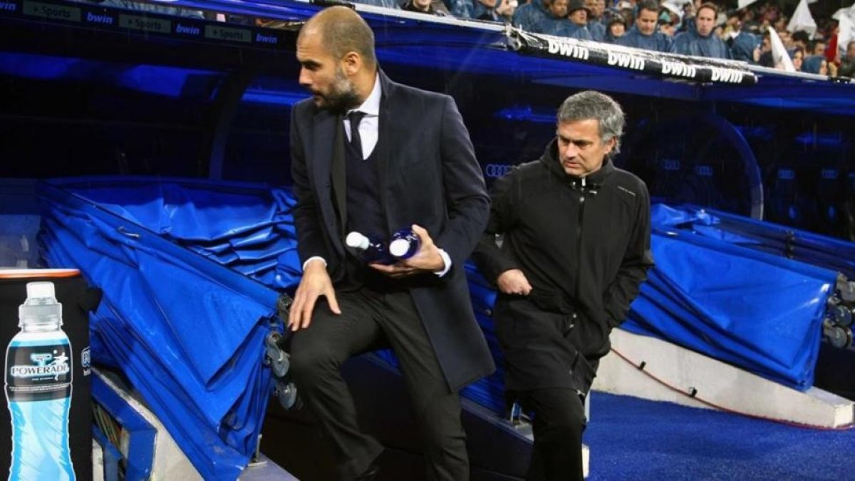 Pep Guardiola y José Mourinho, en un encuentro en el año 2011-AGUSTÍN CATALÁN