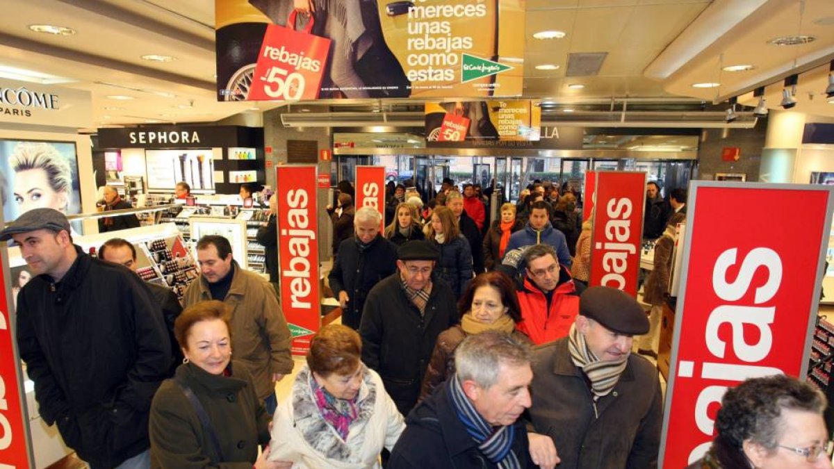 Momento de la apertura de puertas de unos grandes almacenes de Valladolid, el día que comienza la campaña de rebajas en la Comunidad-Ical