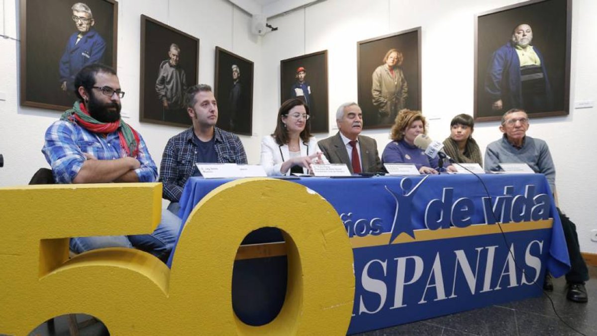Artistas, miembros de Aspanias y de Fundación Caja de Burgos estuvieron presentes en la inauguración.-RAUL G. OCHOA
