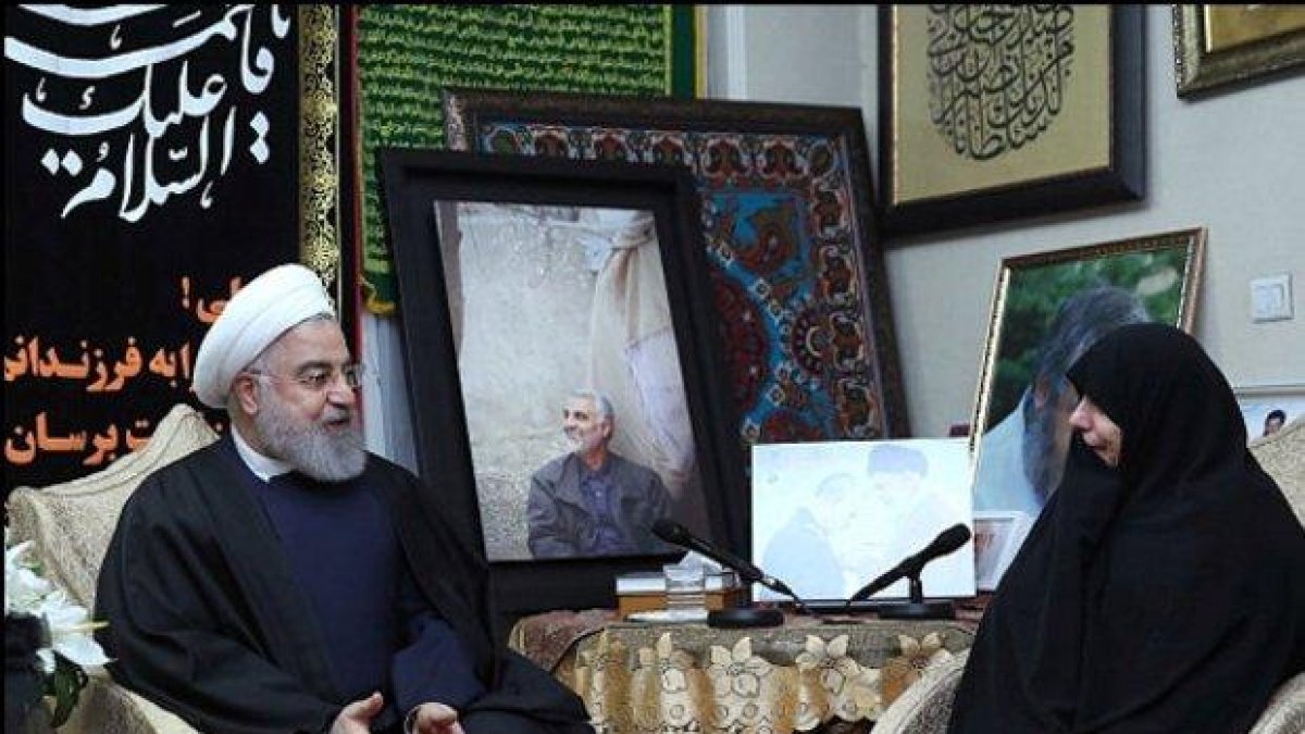 El presidente de Irán, Hasan Rohaní, con la viuda del comandante Soleimani, ante una foto de este, este sábado en Teherán.-