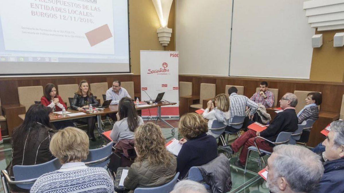Un momento de la jornada formativa que ayer celebró el PSOE regional en la capital burgalesa.-S. O.