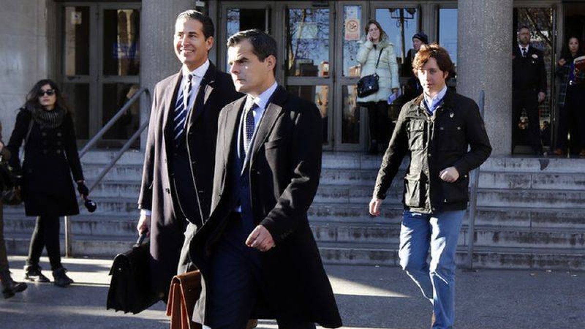 El 'pequeño Nicolás', detrás de sus ya exabogados, el pasado 9 de enero a la salida de los juzgados de plaza Castilla.-Foto: JUAN MANUEL PRATS