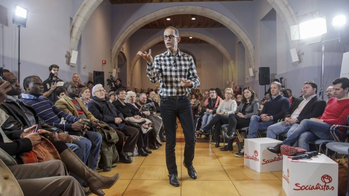 Pedro Zerolo toma la palabra en la asamblea abierta que se celebró en el Monasterio de San Agustín.-SANTI OTERO