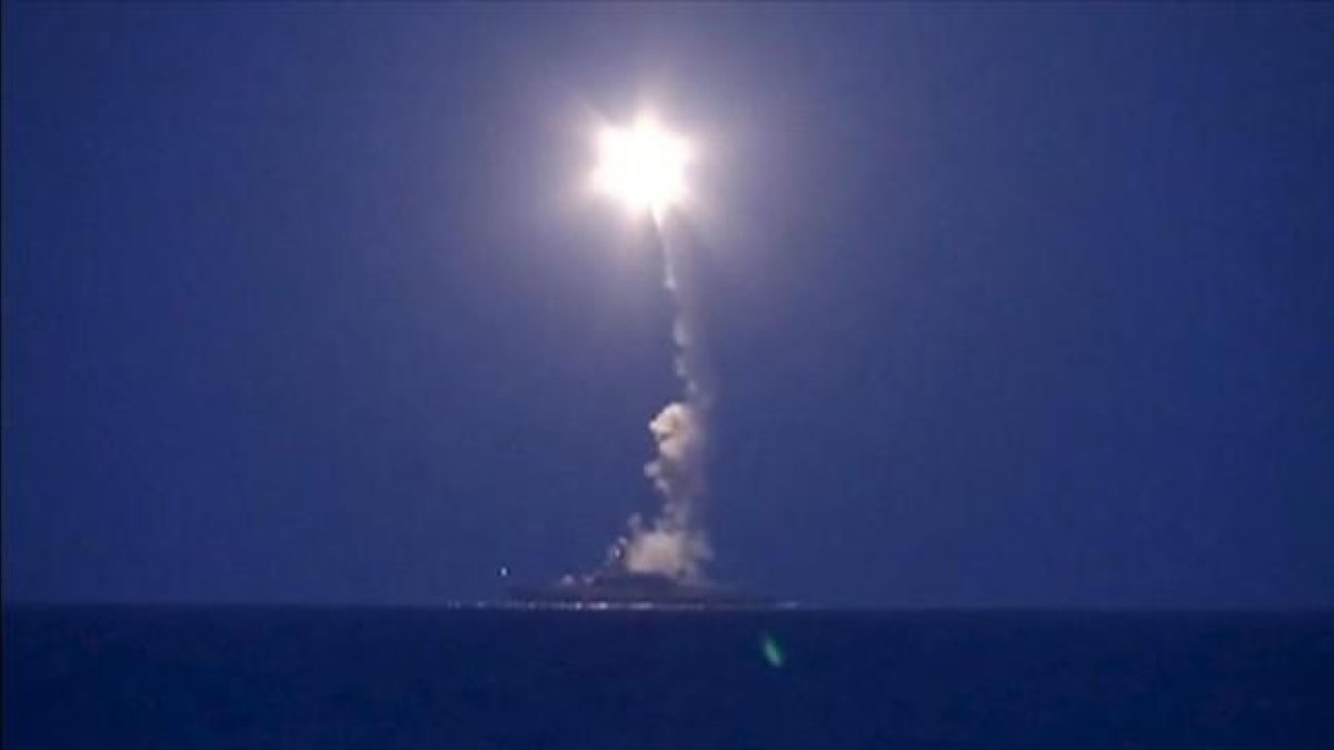 Imagen proporcionada por el Ministerio de Defensa de Rusia en la que un buque de guerra ruso dispara un cohete en el Mar Caspio, alcanzando objetivos de Estado islámico y Al-Nusra en Síria.-REUTERS