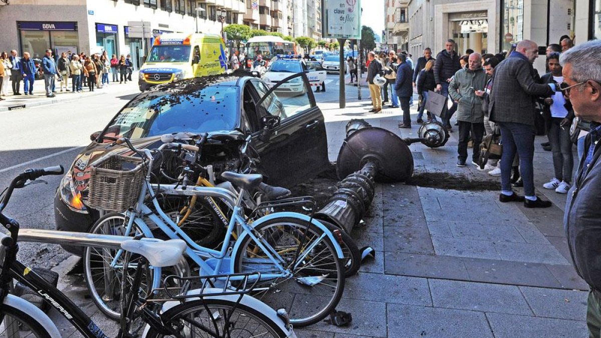 Accidente ocurrido hace unos meses en los primeros números de la calle Vitoria que causó la sorpresa de decenas de viandantes.-ISRAEL L. MURILLO