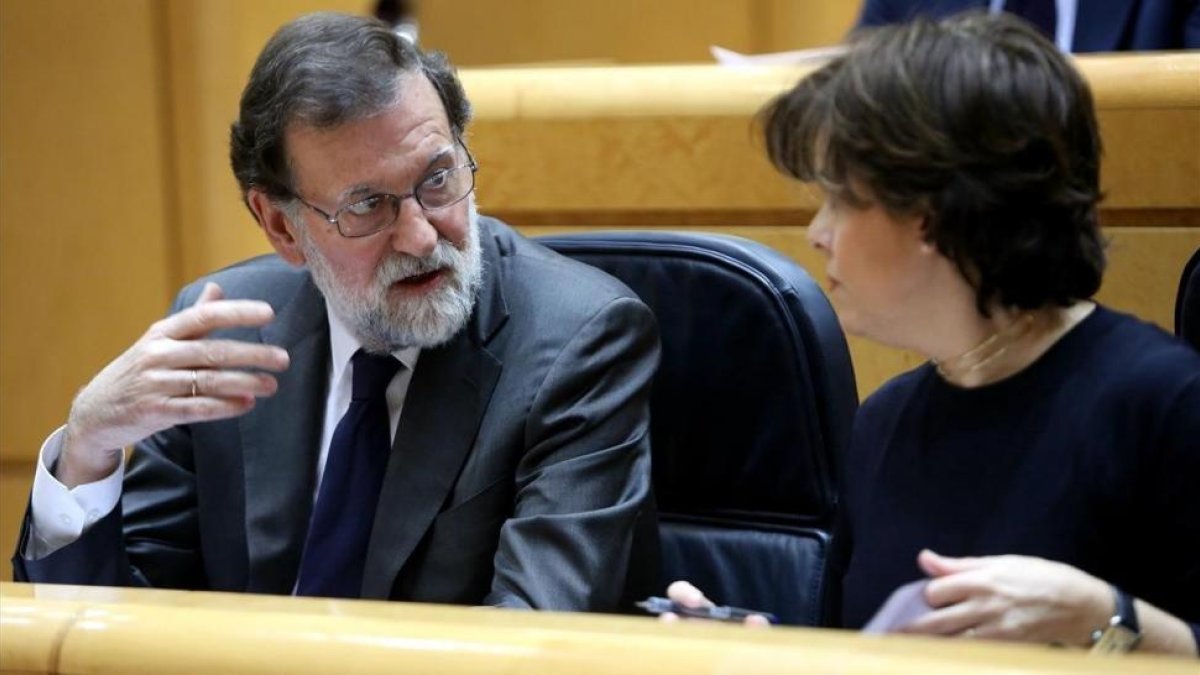 Mariano Rajoy y Soraya Sáenz de Santamaría, en el Senado.-/ JUAN MANUEL PRATS