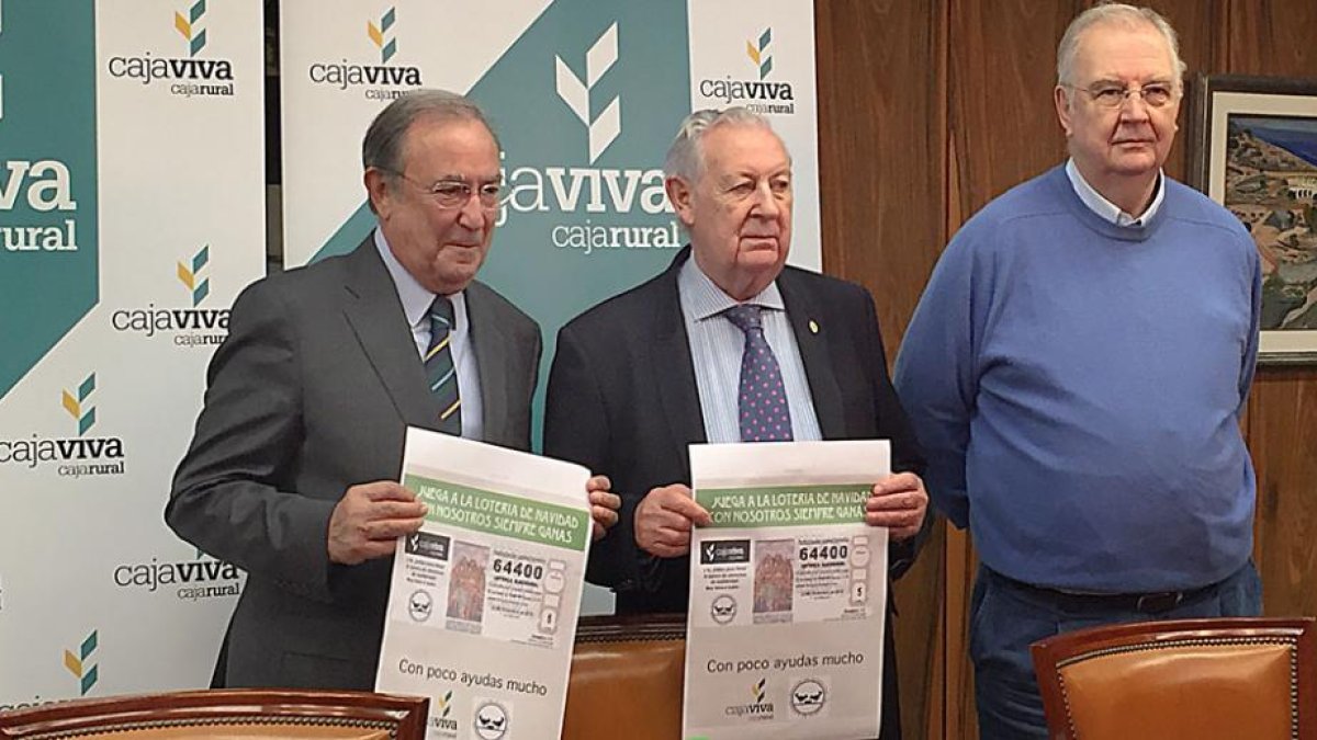 Pedro García Romera y José Luis Herrero presentaron el número de lotería de Navidad solidario.-ECB