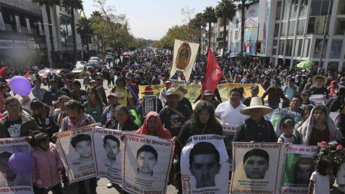 Peregrinación de los familiares de los 43 estudiantes desaparecidos de Ayotzinapa.-AP