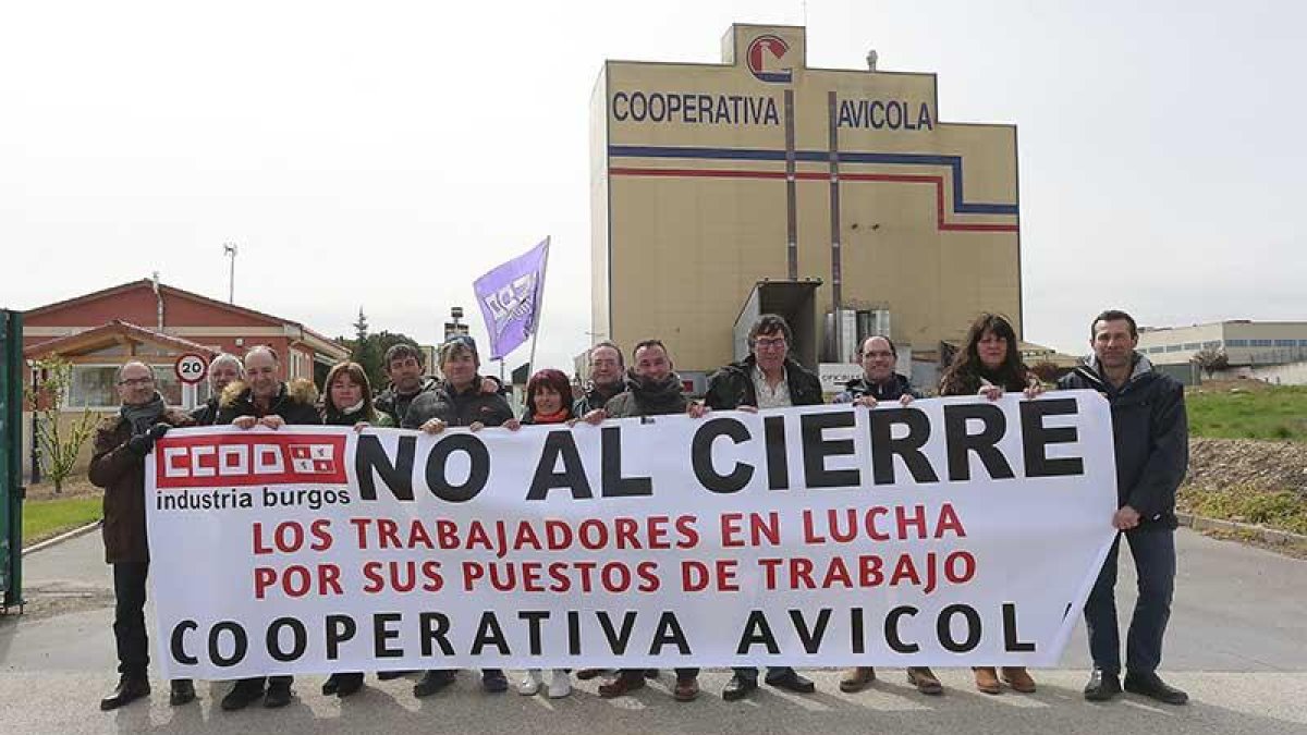 Los trabajadores del matadero y de la sala de despiece iniciaron ayer la huelga con el apoyo de sus compañeros.-RAÚL G. OCHOA