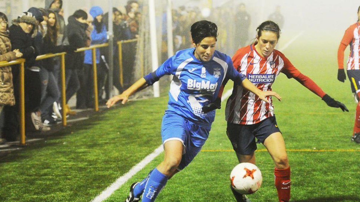 Güemes forcejea con una defensora del Atlético de Madrid B en el choque de ayer en el Sedano-Israel L. Murillo