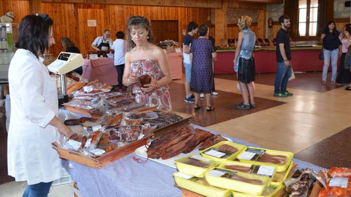 Muchos asistentes aprovecharon la cita para comprar cecina de Quintanar.-R.F.