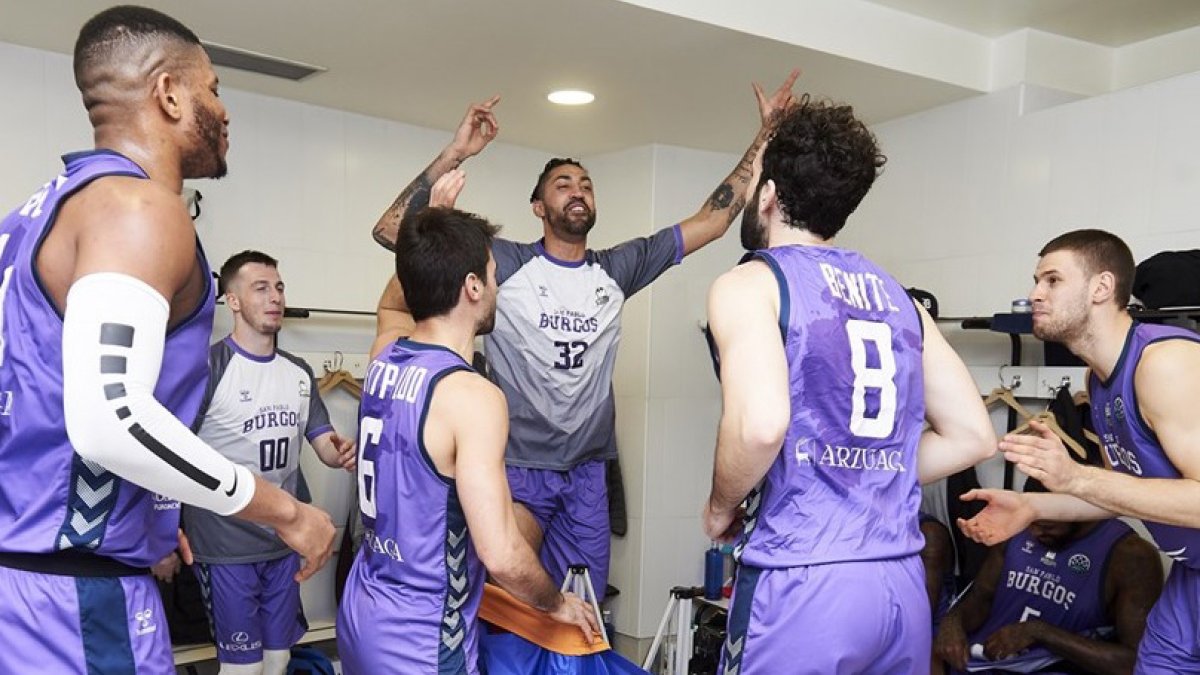 Los jugadores del San Pablo Burgos celebran la victoria sobre el Sassari, el pasado martes. B. B. HOJAS / SPB