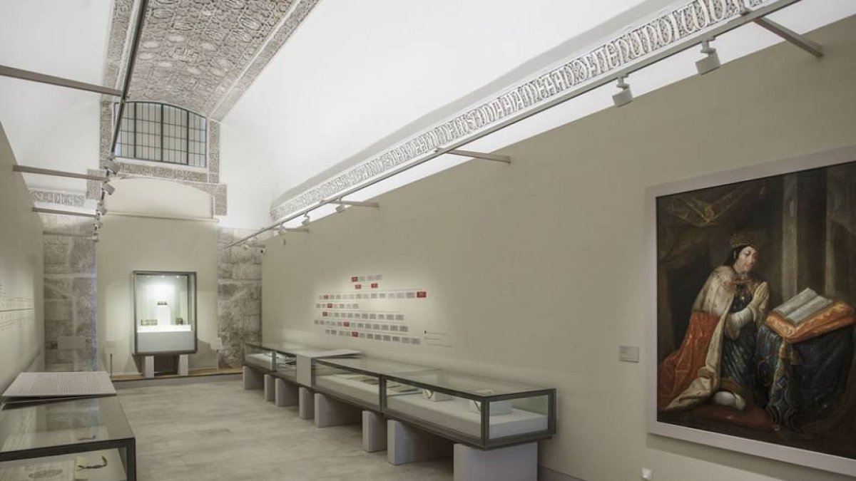 La exposición ‘Alfonso y Leonor, reyes de Castilla. VIII Centenario (1214-2014)’ ocupa la sala de labor del cenobio, ganada para la visita habitual.-Santi Otero