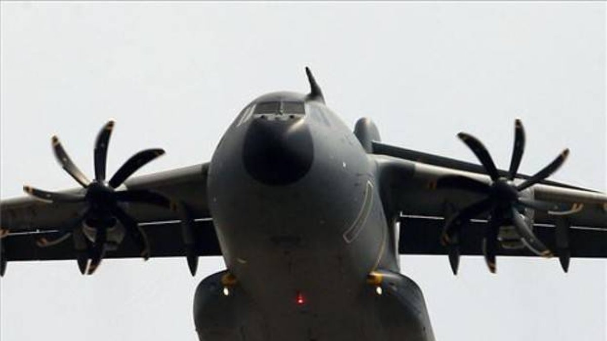Un avión de carga militar de los Estados Unidos se dispone a aterrizar en la base militar turca de Incirlik, cerca de la ciudad de Adana.-AP / EMRAH GUREL