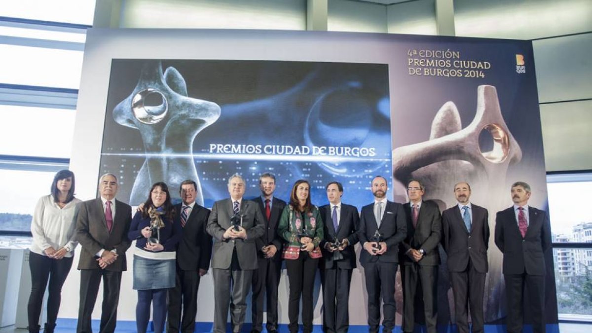 En el centro, los cinco galardonados acompañados por las autoridades en el escenario del Fórum-Santi Otero