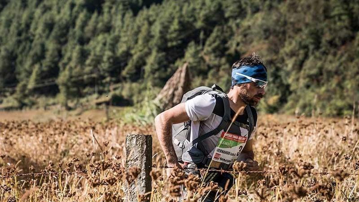 Luis Alberto Hernando en plena acción en la primera etapa del Everest Trail Race-@IANCORLESS