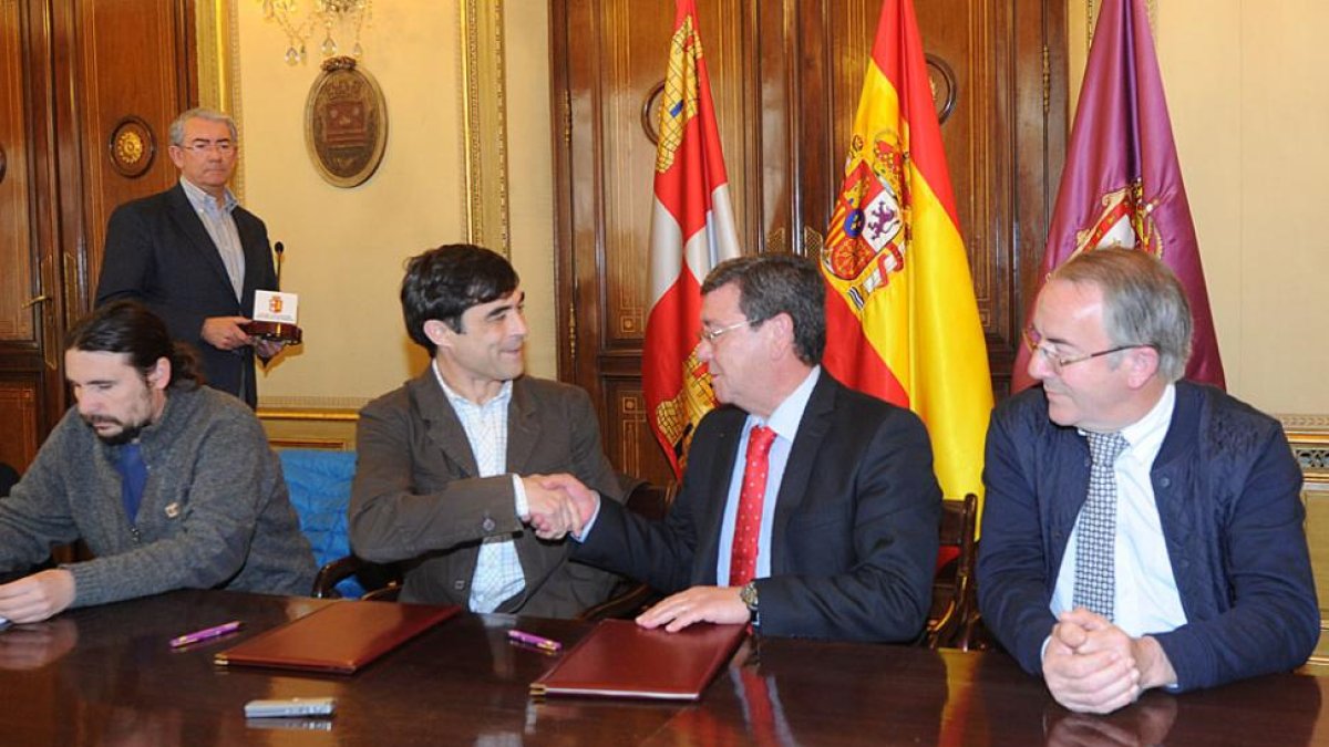 De izquierda a derecha, José Ángel Sánchez, Javier Basconcillos, César Rico y Ángel Carretón, durante la firma.-I. L.M.