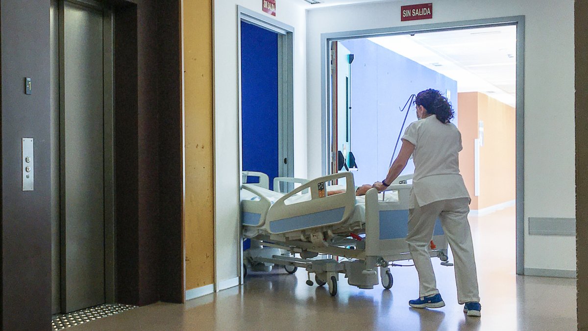 Imagen del traslado de un paciente en el HUBU. ECB