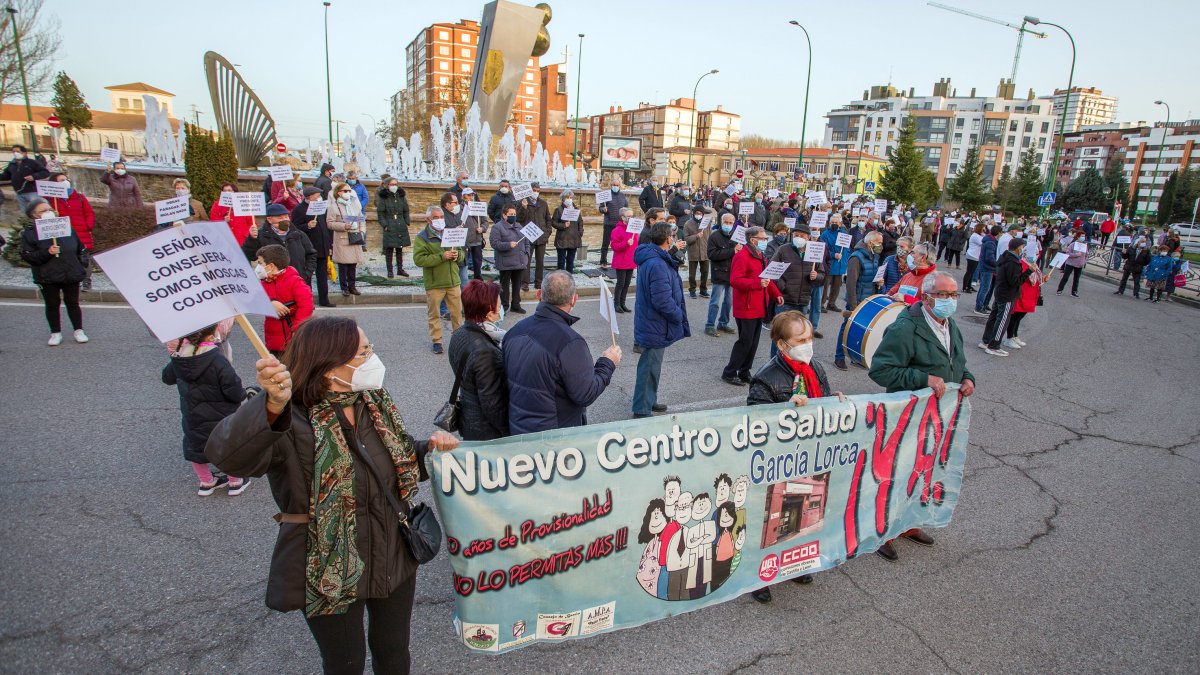 Concentración en Gamonal para pedir que se retomen las obras del nuevo centro de salud García Lorca. TOMÁS ALONSO