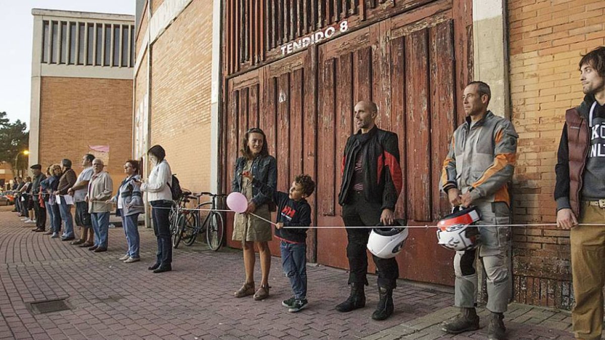 Alrededor de 500 personas se concentraron en el coso para rodear la plaza como protesta.-SANTI OTERO