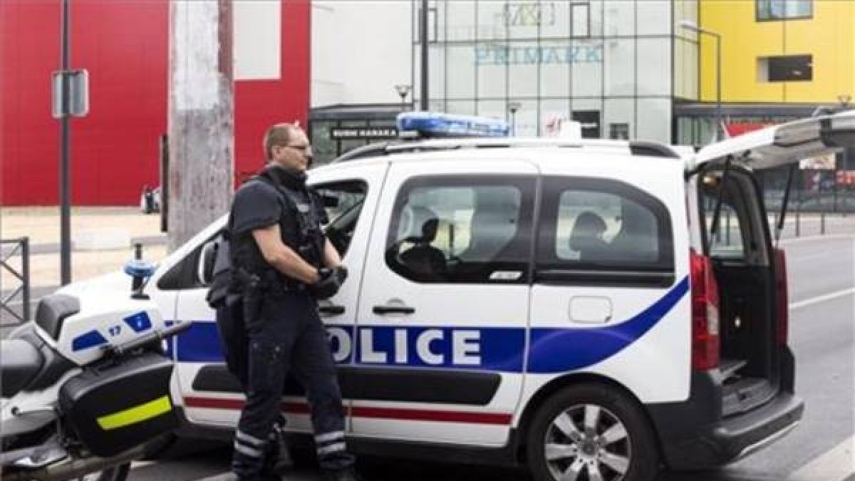Agentes de policía participando en un dispositivo de rescate, el pasado 13 de julio en Francia.-Foto: EFE / ETIENNE LAURENT