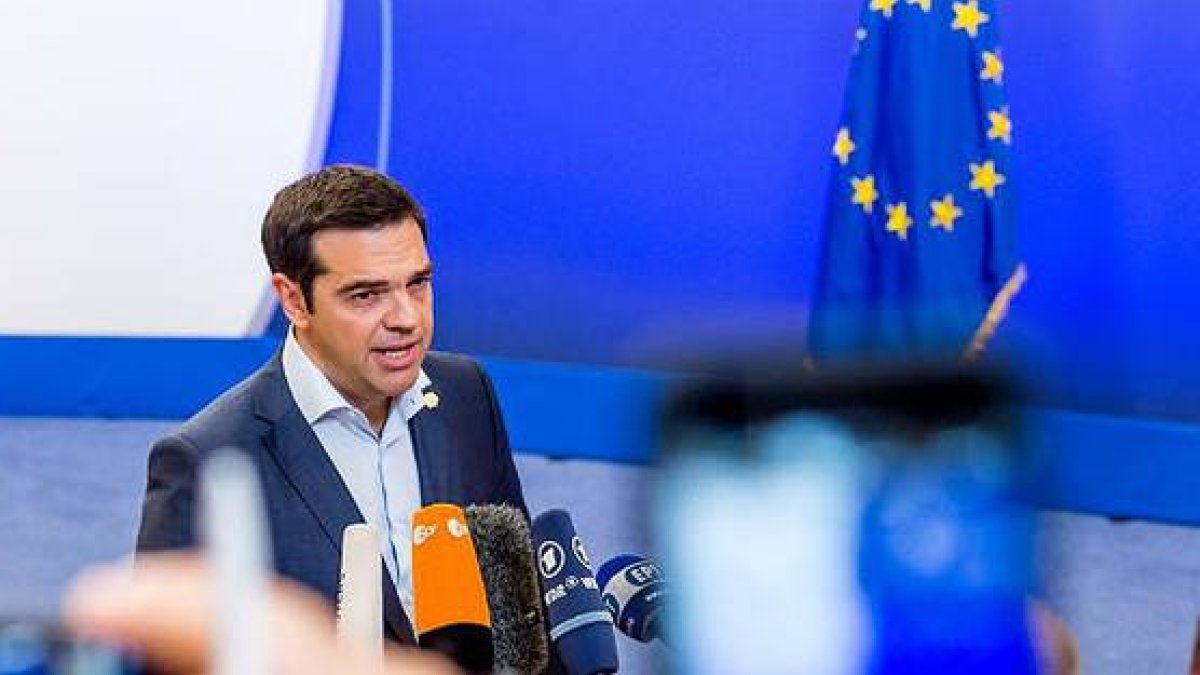 Tsipras se dirige a los medios a la salida de una reunión en Bruselas.-Foto: GEERT VANDEN WIJNGAERT / AP