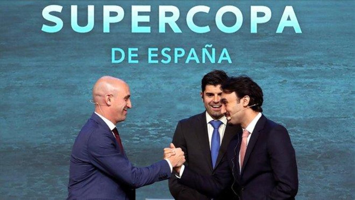 Rubiales y el príncipe Abdulaziz Bin Turki Alfaisal, presidente de la autoridad general del deporte de Arabia Saudi, ayer en Madrid.-EFE / KIKO HUESCA