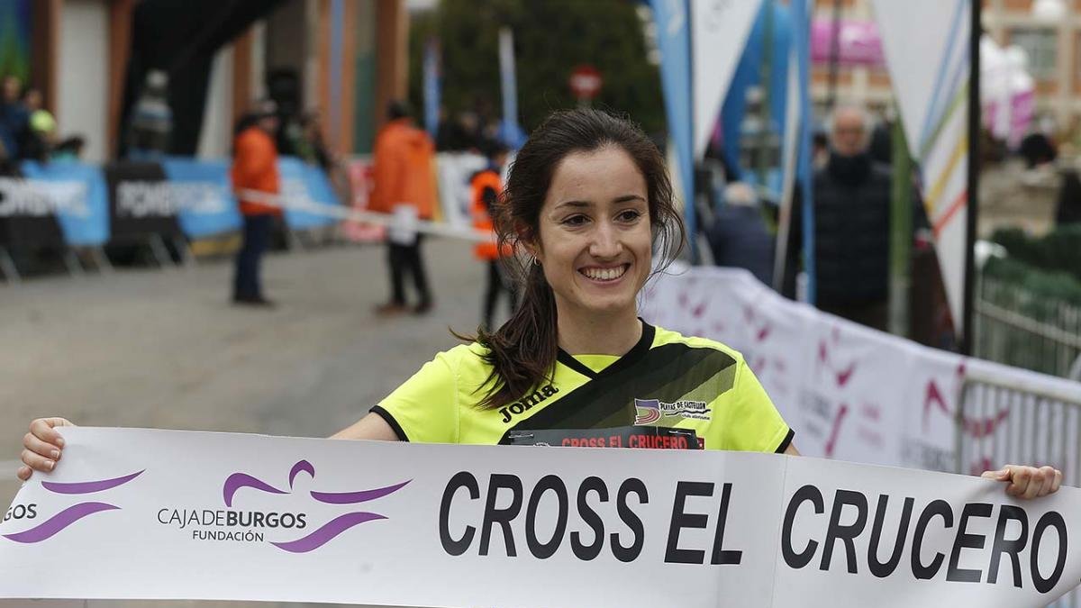 Cristina Ruiz festeja la consecución de su primer triunfo en el Cross de Navidad El Crucero-Santi Otero