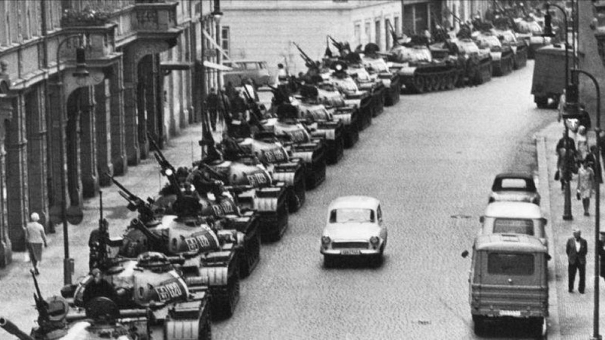 Tanques soviéticos aparcados en Praga-EL PERIÓDICO