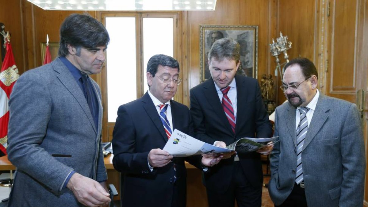Rico y Lacalle (centro), junto al concejal de Turismo, Fernando Gómez (izq) y del presidente de Sodebur, Ángel Guerra-R. O.