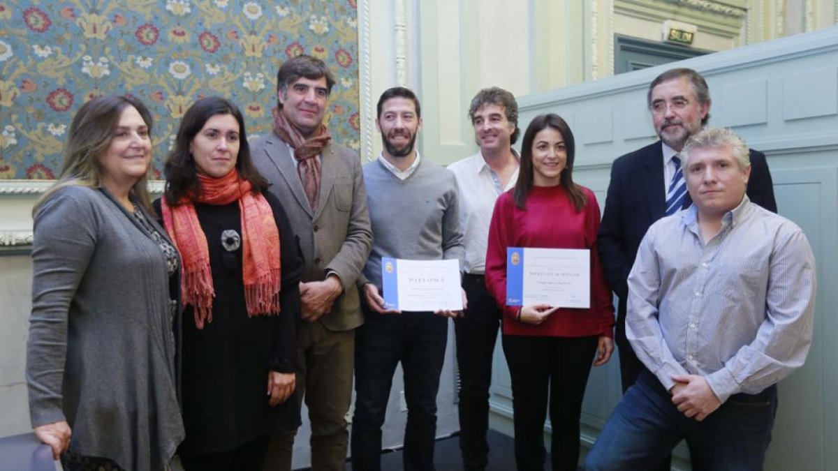 Los docentes premiados con el edil de Cultura, Fernando Gómez, y el director de Educación, Juan Carlos Rodríguez.-RAÚL G. OCHOA