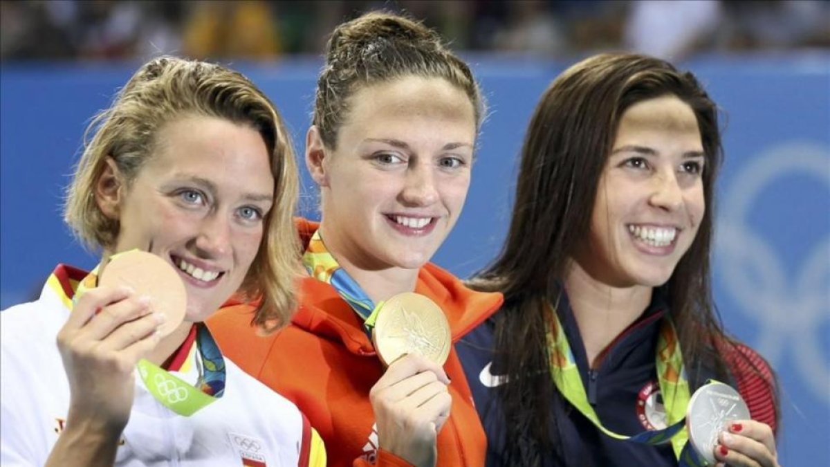 Belmonte, en el podio del 400 estilos, junto a la ganadora Hosszu y la segunda, Dirado.-STEFAN WERMUTH / REUTERS