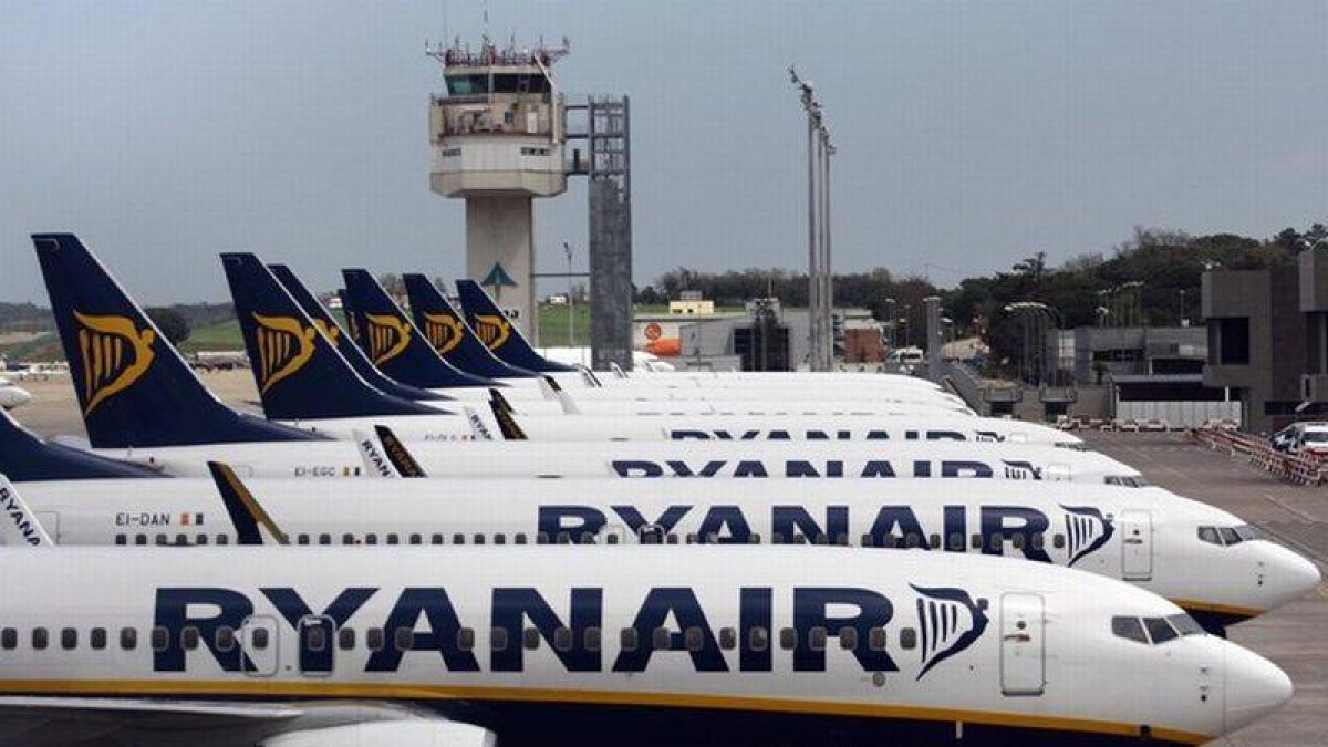 Aviones de Ryanair alineados en un aeropuerto.-Foto: DAVID APARICIO / CLICK ART FOTO