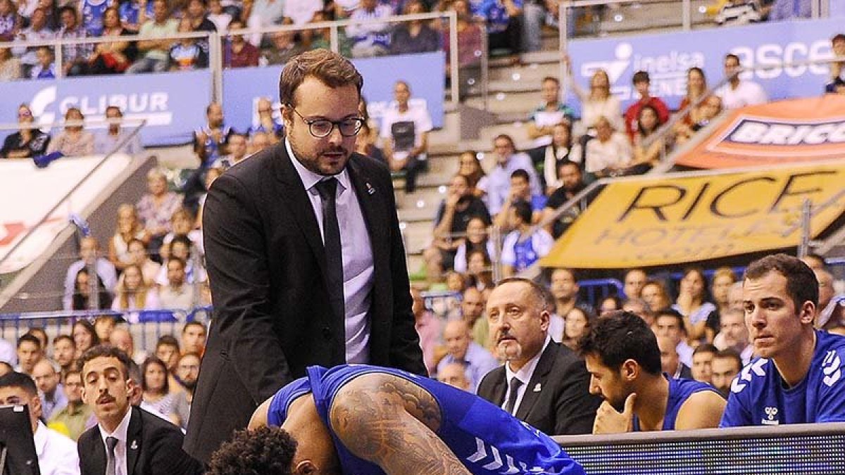 Fran Hernández, entrenador ayudante del San Pablo, anima a Tokoto en un momento de esta temporada. MARÍA GONZÁLEZ