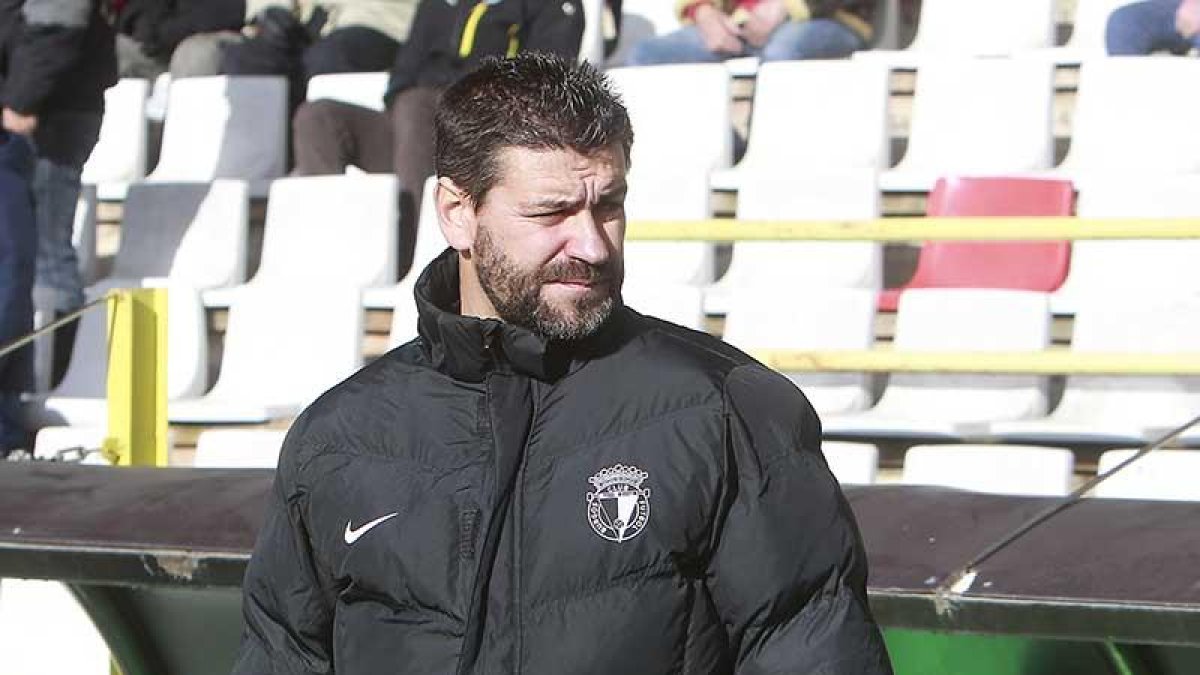 Fernando Estévez sigue las evoluciones de un partido-Raúl G. Ochoa