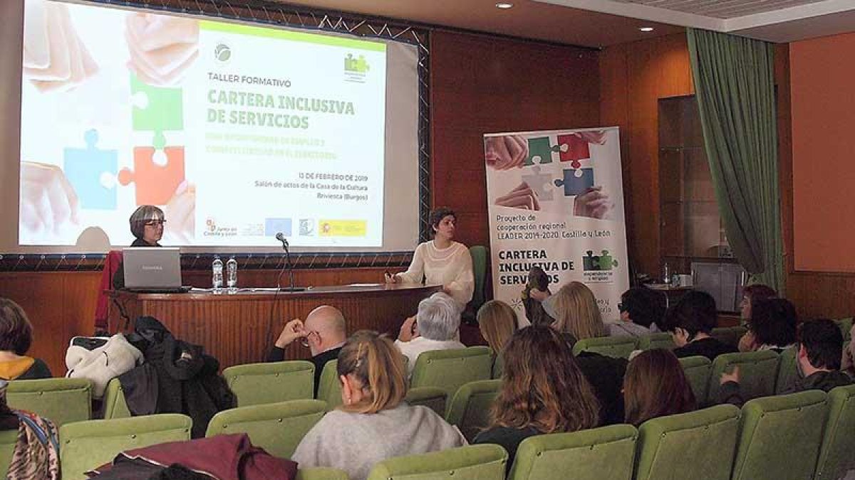 El taller, ayer, en Briviesca, contó con la presencia de más de medio centenar de asistentes.-G.G.