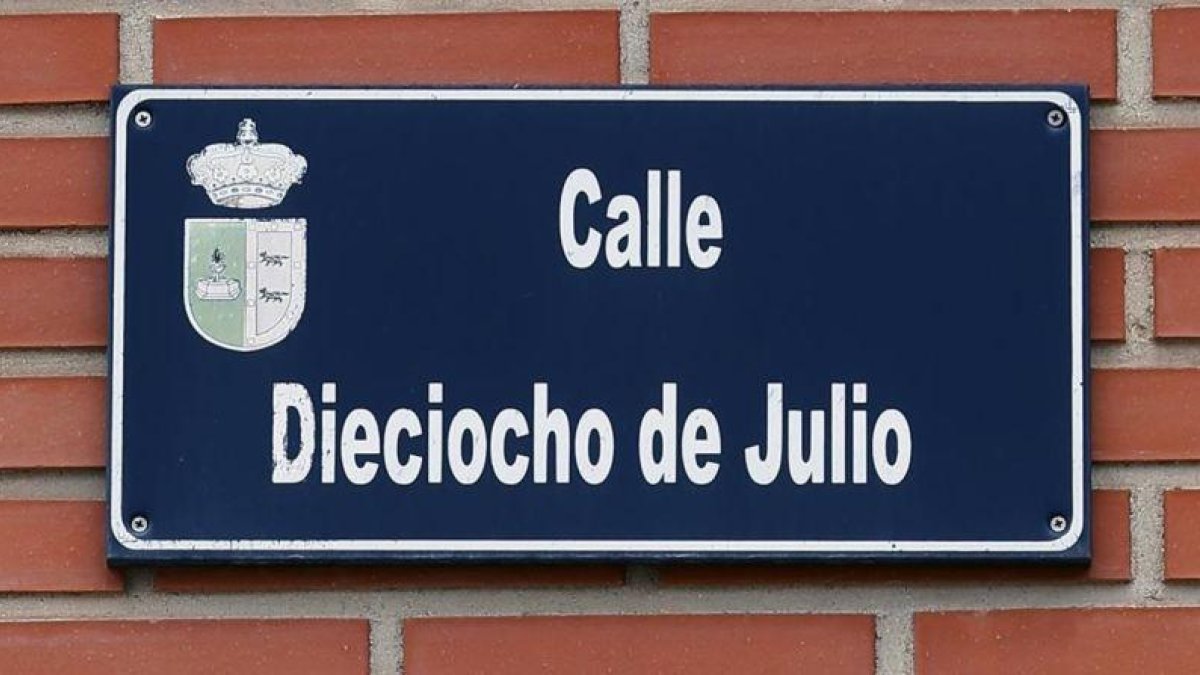 Placa de la calle del 18 de julio en el pueblo de Fuensalida (Toledo), en una imagen tomada la semana pasada.-DAVID CASTRO