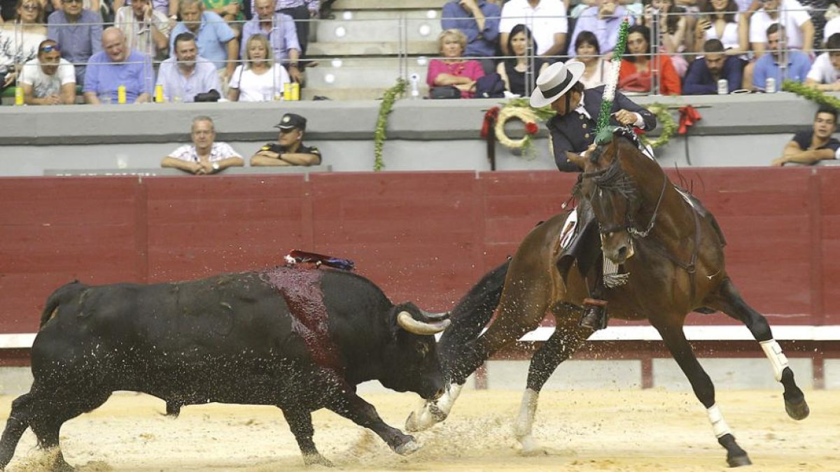 Diego Ventura toreando sobre Nazarí frente al primer toro de la tarde de ayer.-SANTI OTERO