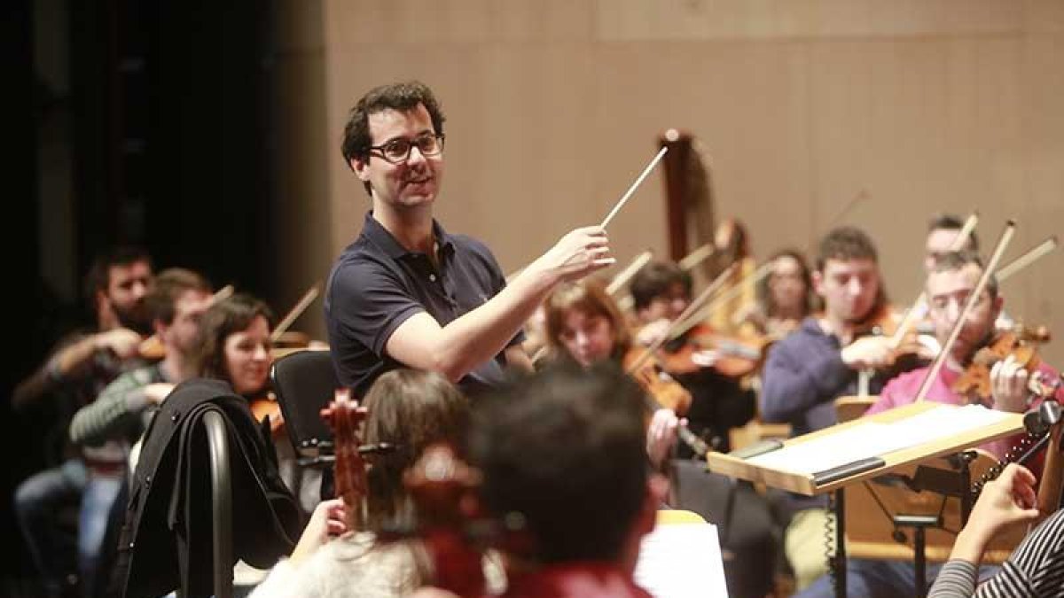 Fernando Velázquez, Goya a Mejor Música Original por ‘Un monstruo viene a verme’, dirigió uno de los cinco conciertos de la OSBu el curso pasado.-Raúl Ochoa