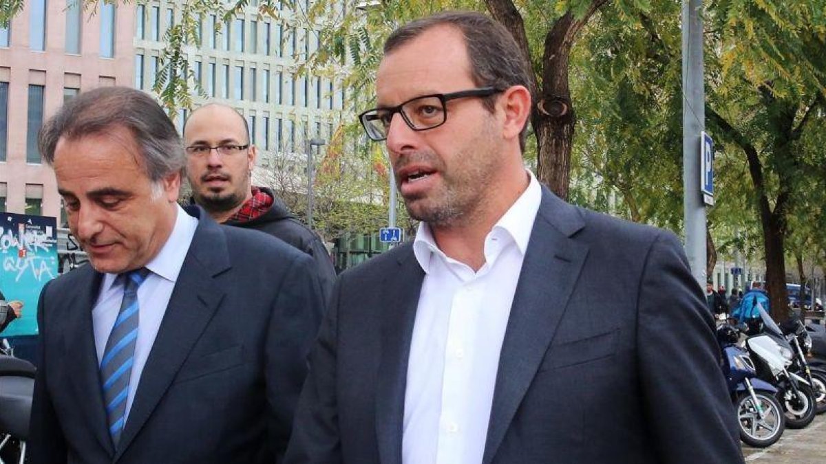 El abogado Pau Molins y el expresidente del Barça, el pasado abril en Barcelona.-RICARD CUGAT