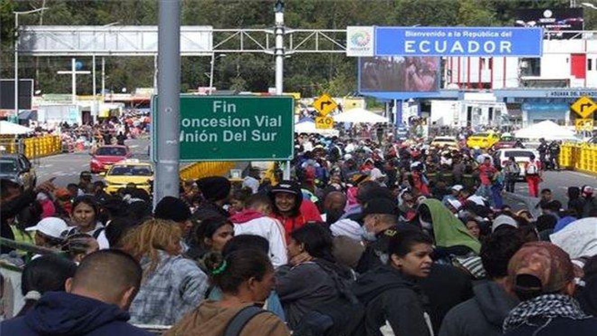 Inmigrantes venezolanos intentado entrar a Ecuador desde Colombia.-EFE