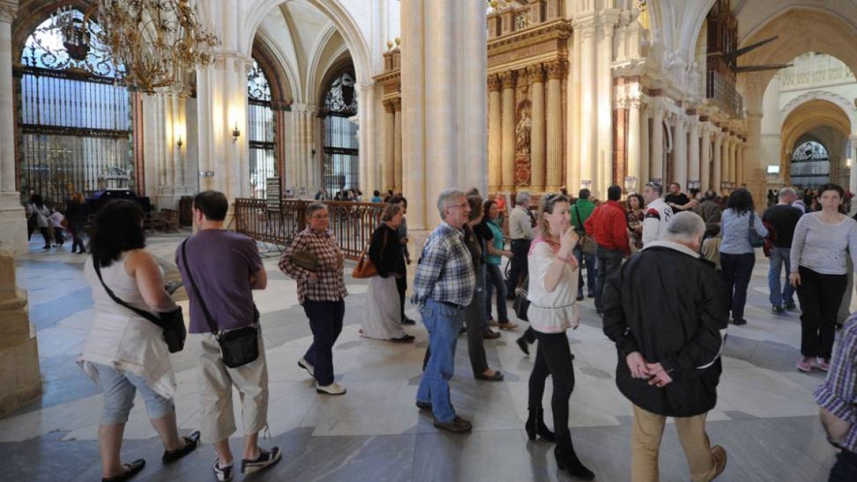 La gestión de la promoción turística es una de las cuestiones que se debate. En la imagen turistas en la Catedral.-ISRAEL L. MURILLO