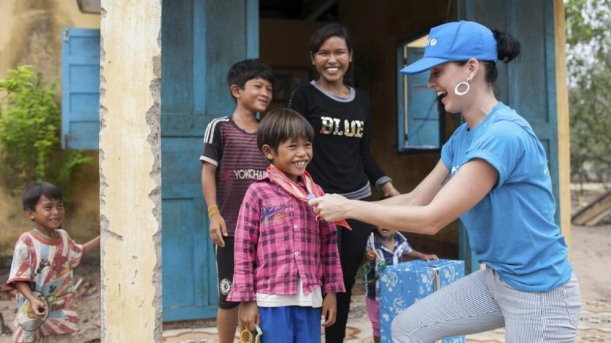 Katy Perry ata un panuelo a un nino en un centro de salud en la comuna de Phuoc Thanh en la provincia de Ninh Thuan en el sur Vietnam.-EFE / QUYNH ANH NGUYEN