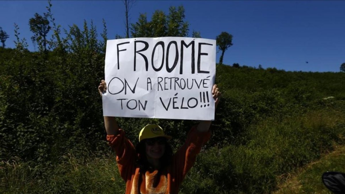 Un aficionado bromea sobre el incidente de Ventoux, durante la etapa de este sábado.-AP / PETER DEJONG