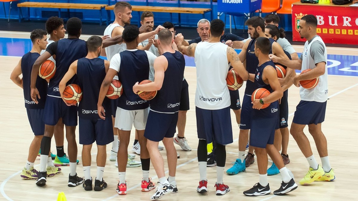 Los jugadores del Hereda San Pablo Burgos hacen piña al comienzo de un entrenamiento.  TOMÁS ALONSO