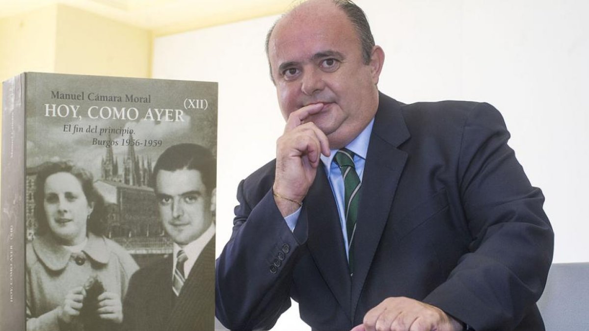 Manuel Cámara Moral posa junto al, de momento, último tomo de una serie que comenzó a publicarse hace quince años.-Israel L. Murillo