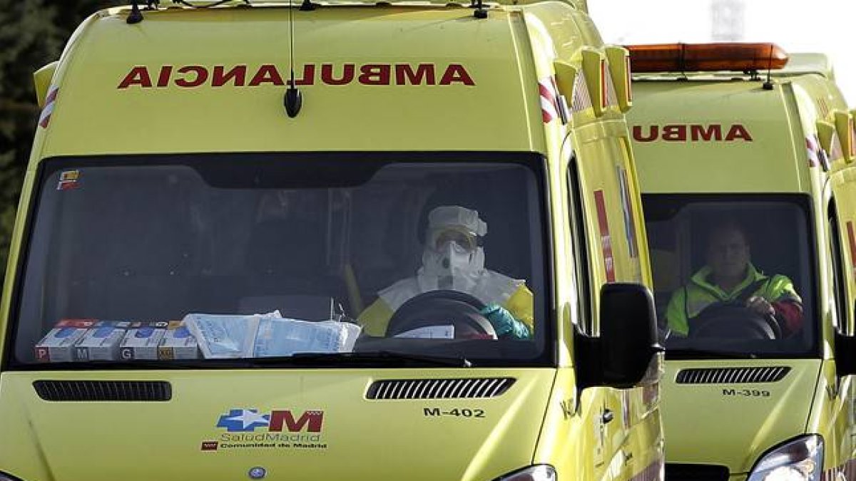 Las ambulancias que trasladan a la cooperante navarra, a su llegada al Hospital Carlos III de Madrid, este viernes.-JOSÉ LUIS ROCA