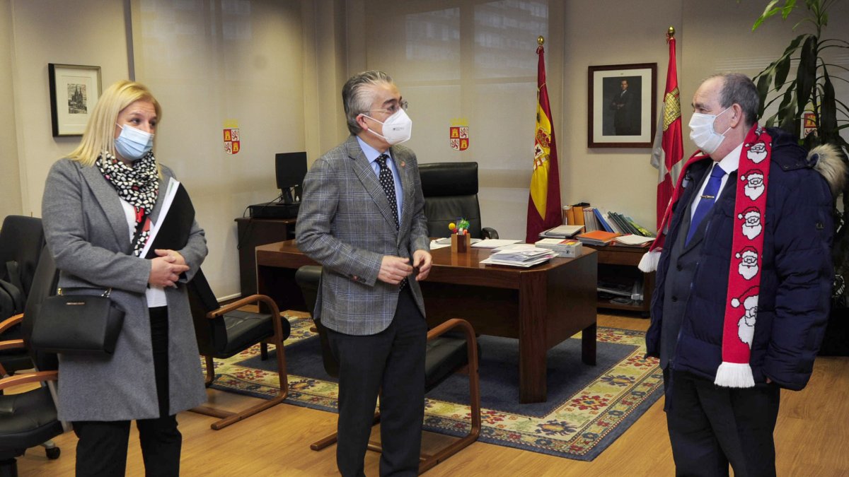 El nuevo presidente se presentó al delegado de la Junta. L L. MURILLO