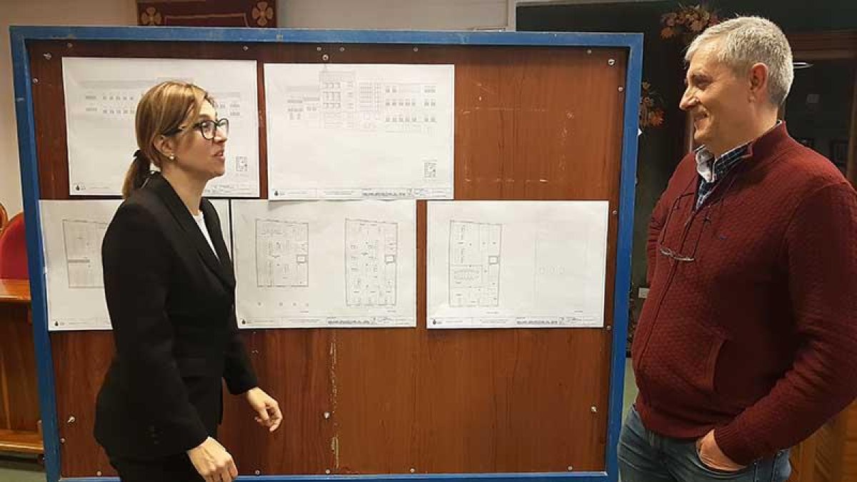 La alcaldesa, Raquel González, y el concejal, Alfonso Sanz, muestran el anteproyecto.-L.V.